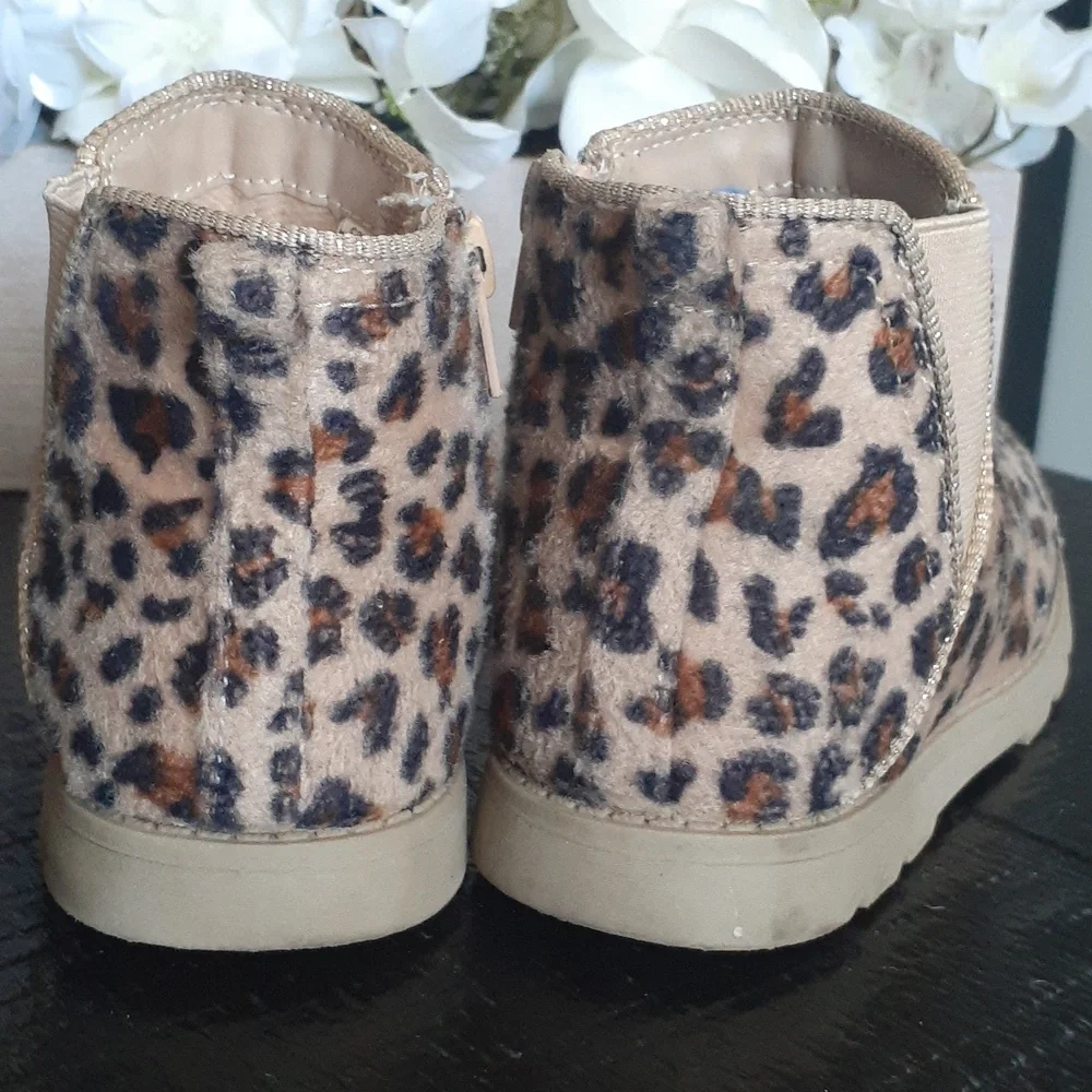 CARTER'S BOOTIES ANIMALS PRINTS
